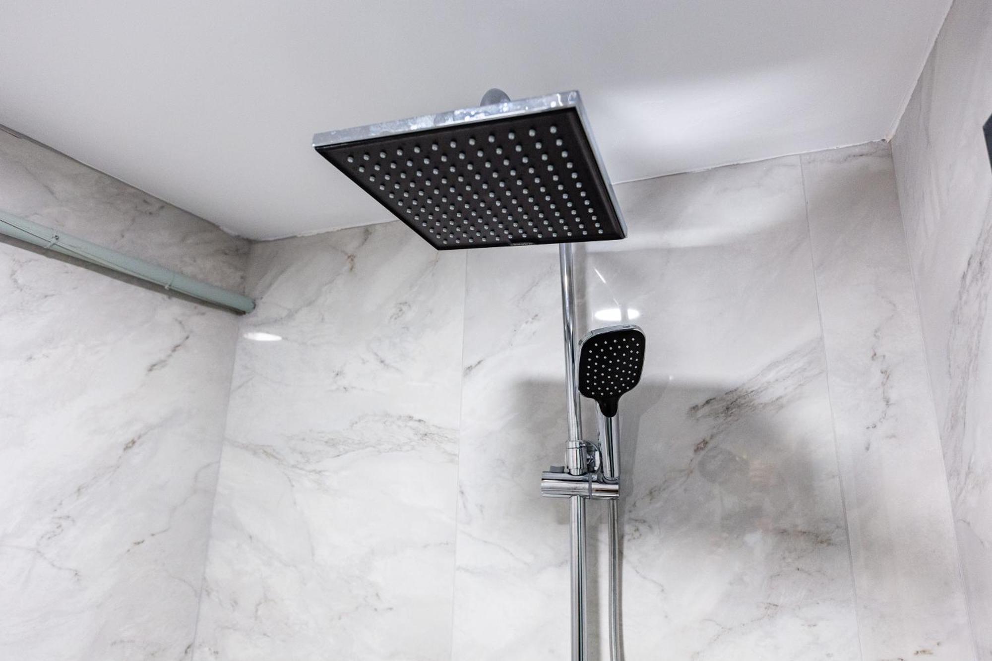 Snog Rooms & Suites Istanbul Ruang foto A shower with both a fixed and a handheld shower head
